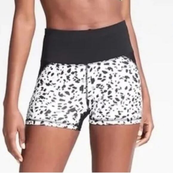 Athleta Certified B Printed Stealth Shortie Biker Shorts size Medium